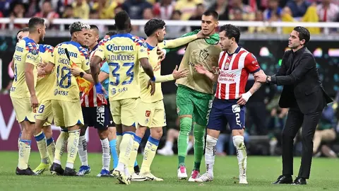 ¡Terminaron 'calientitos'! Chivas y América iniciaron conato de bronca en el Clásico Nacional