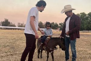 Alejandro y Alex Fernández 'enamoran' en redes sociales por fotos junto a Mía