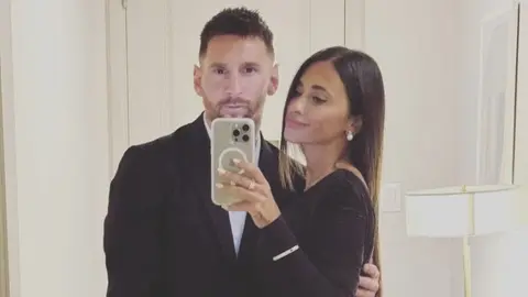 ¡Se roba las miradas! Antonella deslumbra elegancia en cena romántica con Messi