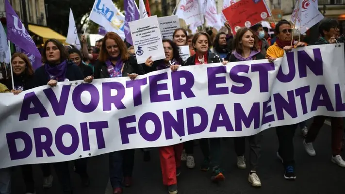 Francia se convierte en el primer país en convertir el aborto en derecho constitucional