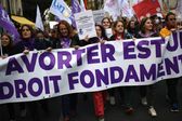 Francia se convierte en el primer país en convertir el aborto en derecho constitucional