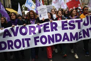 Francia se convierte en el primer país en convertir el aborto en derecho constitucional