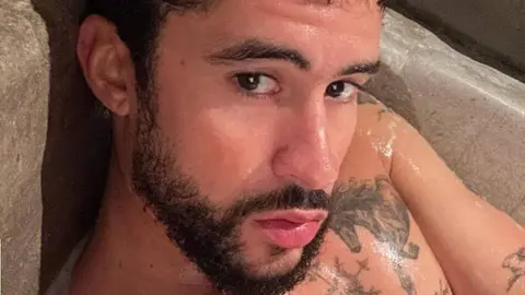 Bad Bunny publica foto en corset y en calzoncillos: "No puedo respirar"