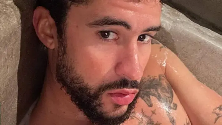 Bad Bunny publica foto en corset y en calzoncillos: "No puedo respirar"