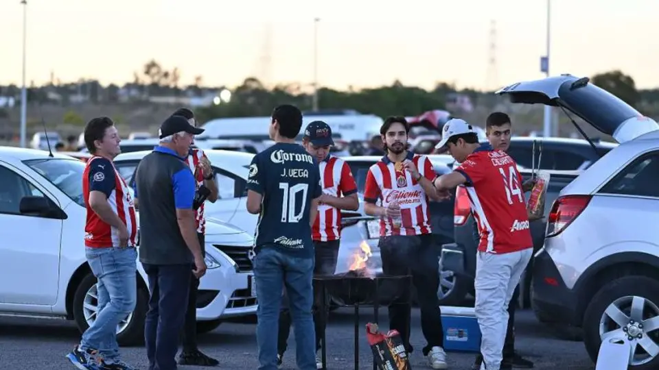 Liga MX vetará a aficionado que golpeó a policía en el Chivas vs América de Concachampions