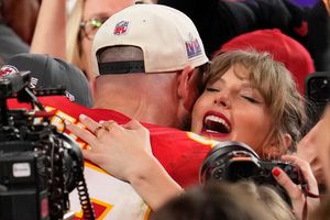 Super Bowl 2024: ¿Cuánto cuesta el bolso de Taylor Swift en forma de balón de futbol americano?