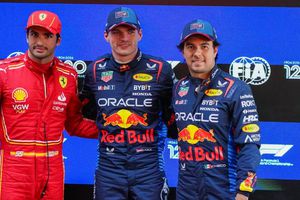¿Carlos Sainz en lugar de Checo Pérez en Red Bull? Helmut Marko opinó al respecto