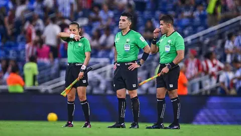 ¡Inaceptable! Afición de Rayados amenaza de muerte a árbitro tras derrota ante Chivas
