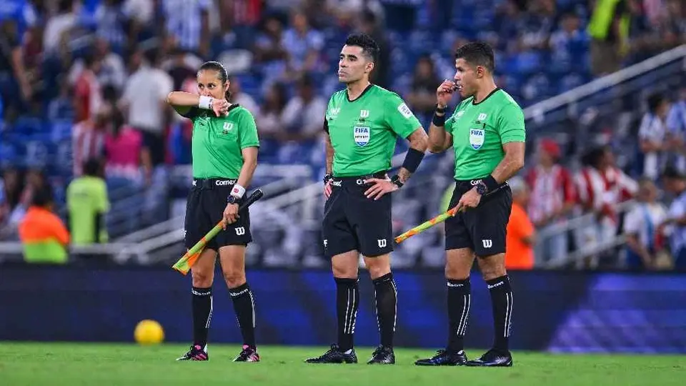 ¡Inaceptable! Afición de Rayados amenaza de muerte a árbitro tras derrota ante Chivas