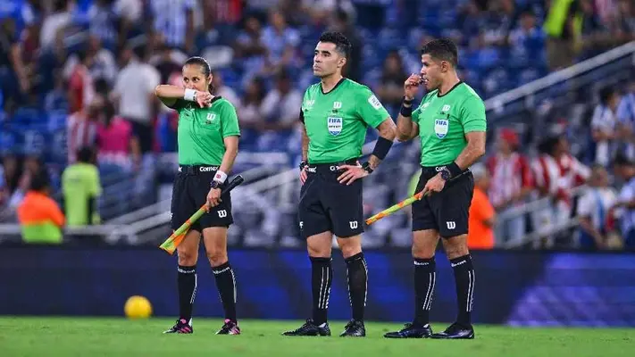 ¡Inaceptable! Afición de Rayados amenaza de muerte a árbitro tras derrota ante Chivas