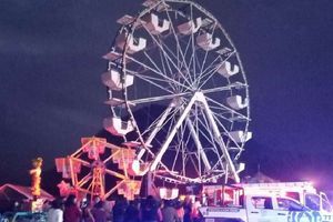 Padre e hijo salen volando de rueda de la fortuna en Veracruz