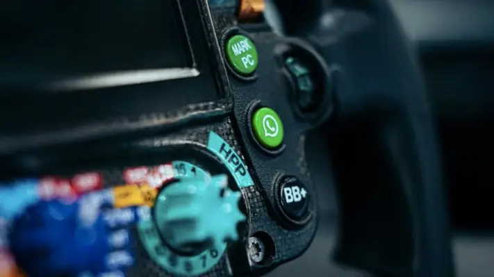 Mercedes tendrá un botón de WhatsApp en el volante del W15