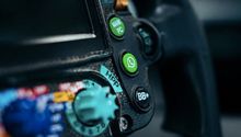 Mercedes tendrá un botón de WhatsApp en el volante del W15