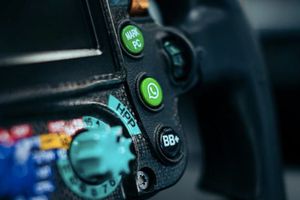 Mercedes tendrá un botón de WhatsApp en el volante del W15