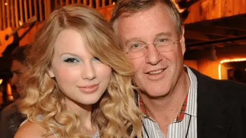 Papá de Taylor Swift libra cargos por presuntamente golpear a un paparazzi