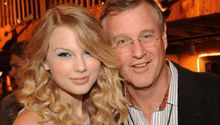 Papá de Taylor Swift libra cargos por presuntamente golpear a un paparazzi