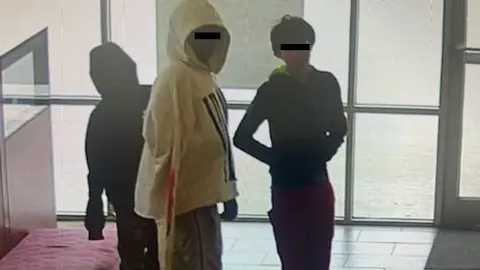 Tres menores roban banco con una nota amenazadora