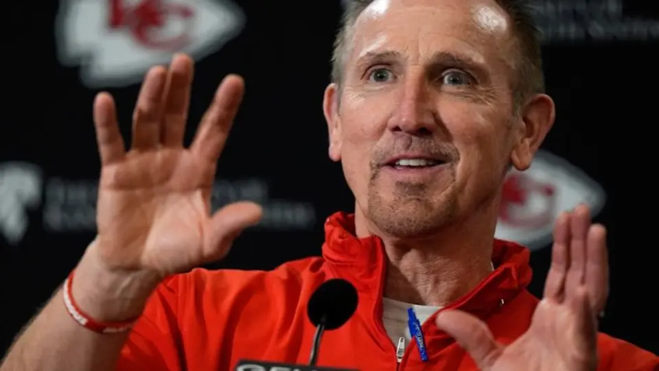 Los Kansas City Chiefs extendieron el contrato de Steve Spagnuolo, mente maestra en la defensiva
