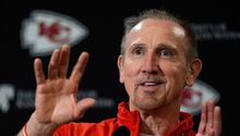 Los Kansas City Chiefs extendieron el contrato de Steve Spagnuolo, mente maestra en la defensiva