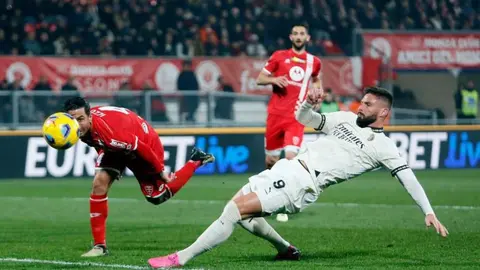 Monza sorprendió a AC Milan y le quitó la oportunidad de superar a la Juventus