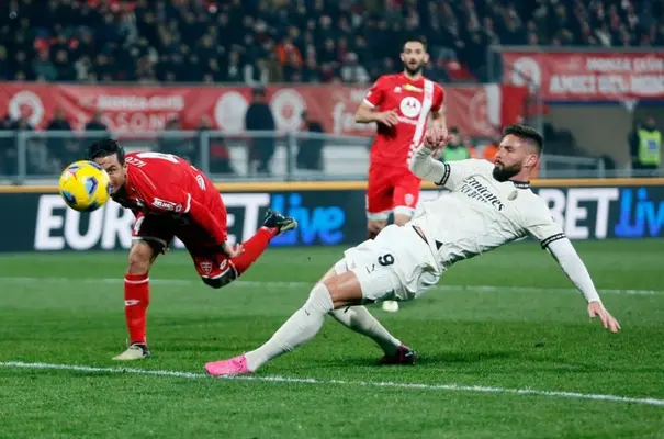 Monza sorprendió a AC Milan y le quitó la oportunidad de superar a la Juventus