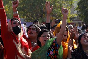 Mujer es condenada a cadena perpetua por quemar páginas del Corán