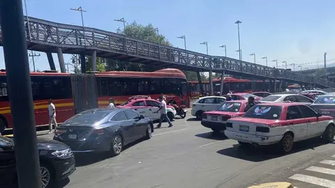 Taxistas y repartidores bloquearon Insurgentes Sur a la altura de Perisur