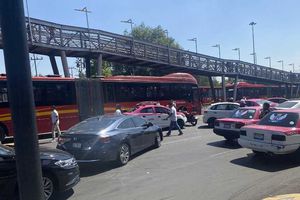 Taxistas y repartidores bloquearon Insurgentes Sur a la altura de Perisur