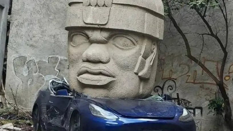 En CDMX aparece Tesla aplastado por una cabeza Olmeca