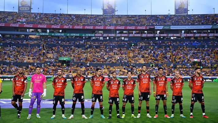 Afición de Tigres protagoniza pelea contra policías previo al duelo ante Pachuca