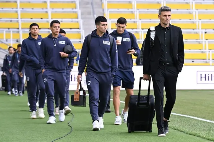 ¿Vestidor roto? Auxiliar técnico confrontó a 'Tano' Ortiz; jugadores de Rayados buscan salida