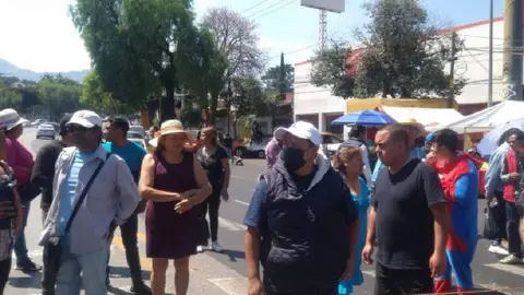 Manifestantes bloquean la carretera México-Cuernavaca