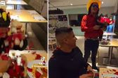 'El Patrón' sorprende con flores a Carlos Salcido en plena cena