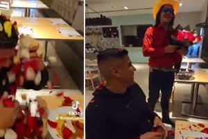 'El Patrón' sorprende con flores a Carlos Salcido en plena cena