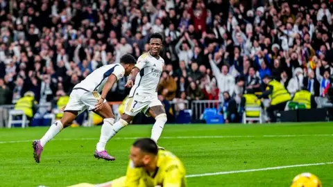 Afición de Real Madrid se acordó de Xavi Hernández en el Santiago Bernabéu: "¡Quédate!"