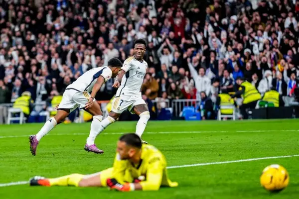 Afición de Real Madrid se acordó de Xavi Hernández en el Santiago Bernabéu: "¡Quédate!"