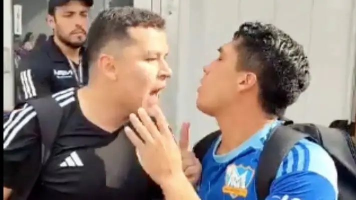 Julio García de Muchachos FC y Eder López de Club de Cuervos se enfrascan en una discusión