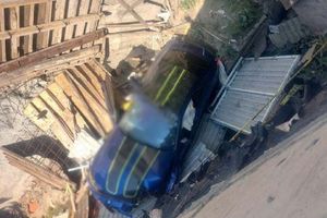 Vehículo cae en obras de Artz Pedregal; conductor perdió el control luego de ser baleado