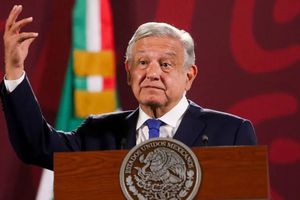 AMLO acusa censura de YouTube por eliminar mañanera donde exhibió número de reportera del NYT