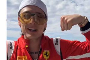 ¿El reemplazo de Leclerc? Peso Pluma quiere ser el nuevo piloto de Ferrari