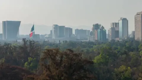Se activa la Fase 1 de contingencia ambiental en el Valle de México. ¿Qué carros no circulan?