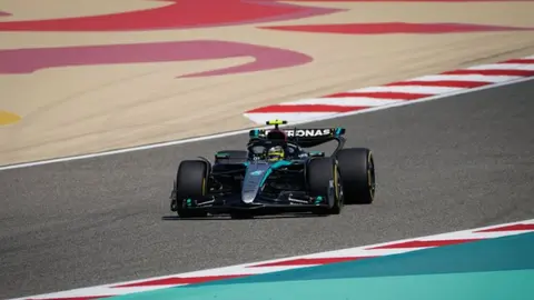 ¿Espiando para Ferrari? Hamilton fue captado tomando fotos del auto de Mercedes