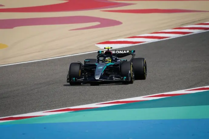 ¿Espiando para Ferrari? Hamilton fue captado tomando fotos del auto de Mercedes