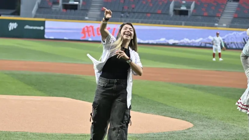 Katty Martínez lanzó la primera bola en el último juego entre Diablos vs Tigres