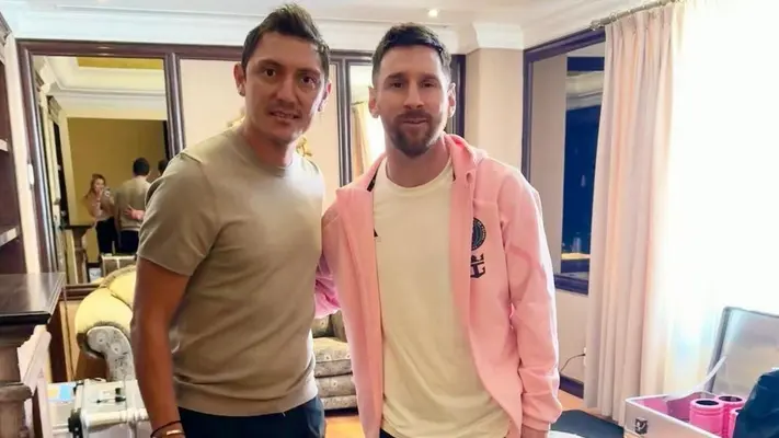 ¡De lujo! Neri Cardozo se toma una foto con Messi tras su visita en Monterrey
