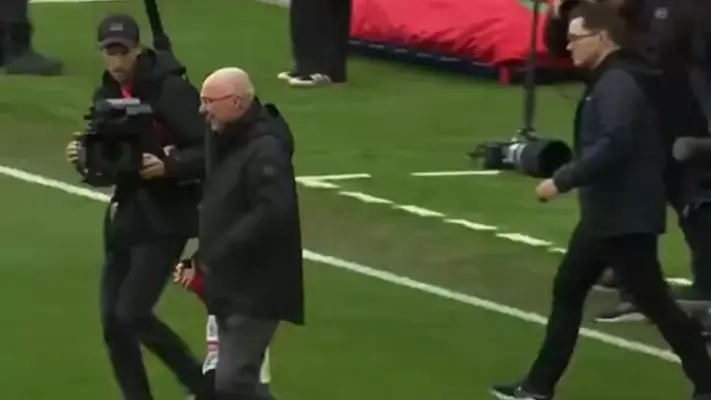 ¡Emotivo! Aficionados de Liverpool se rinden ante Sven-Göran Eriksson en partido de leyendas