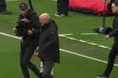 ¡Emotivo! Aficionados de Liverpool se rinden ante Sven-Göran Eriksson en partido de leyendas