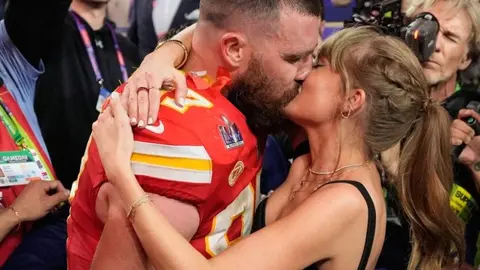 ¡Hubo anillo... De Super Bowl! Taylor Swift y Travis Kelce celebraron el triunfo de Kansas City