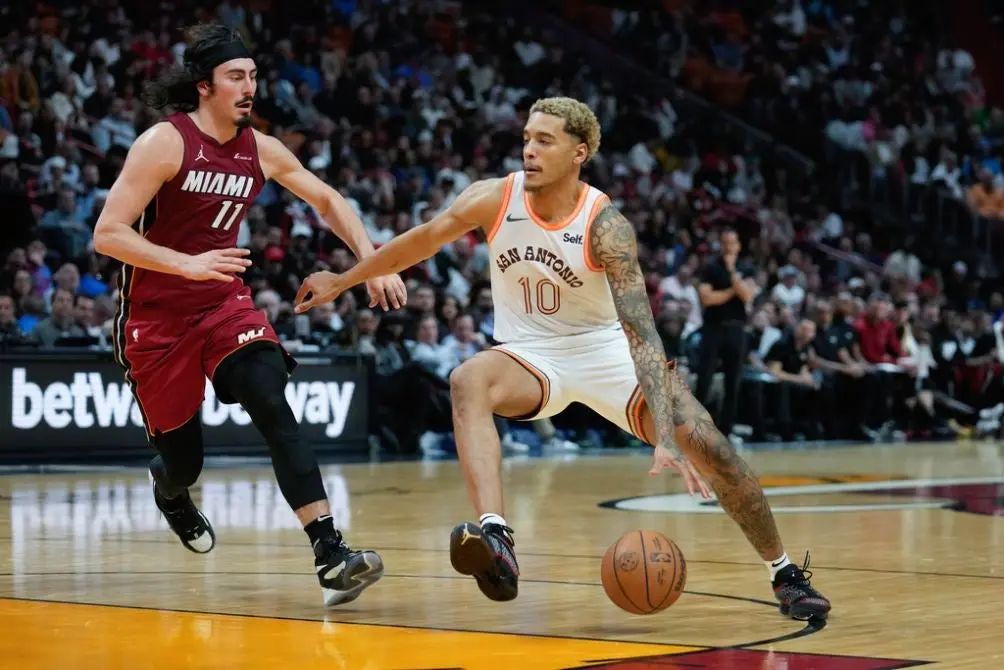 Jaquez contra Jeremy Sochan de los Spurs