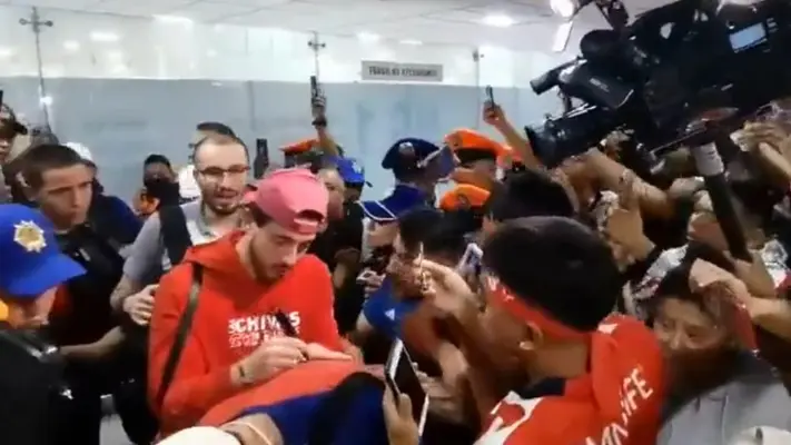 ¡Qué llevado! Alan Mozo le firma playera en la espalda a 'Pollo' Briseño